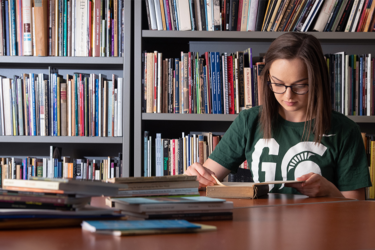 Madeleine Gorman ’17 reads in the RCAH Center for Poetry library.